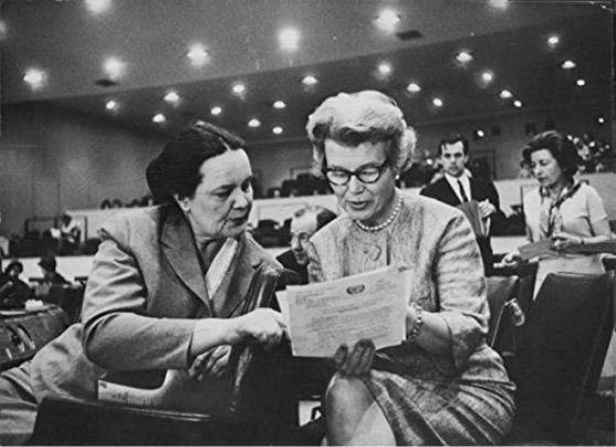 Зоя Васильевна Миронова (слева) и делегат от США Джейн Уорнер Дик (справа) обсуждают проект резолюции перед заседанием Социальной комиссии ЭКОСОС. Источник: Camera Press Ltd. (Ritchie)
