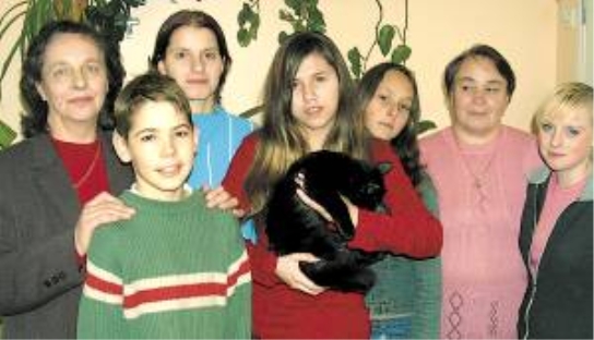 Директор детского дома в Нарва-Йыэсуу Эрика Тамби (крайняя слева) и старшая медсестра Нина Хасянова со своими подопечными. Источник: фото Е. Ашимихина