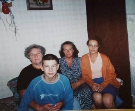 Эрика Тамби (вторая справа), её дочь Вирге Тамби (крайняя справа), Лууле (сестра Эрики; крайняя слева) и старший сын старшей дочери Лууле (на переднем плане). Источник: фото из архива Вирге Тамби