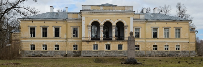 Муугаская основная школа (располагавшаяся в старинном здании Муугаской мызы), директором которой в 1981–2005 годах работала Эрика Тамби. Перед зданием — памятник классику эстонской литературы Эдуарду Вильде. Деревня Мууга волости Лаэквере уезда Ляэне-Вирумаа, Эстонская Республика, 2007 год. Источник: фото Ивара Лейдуса
