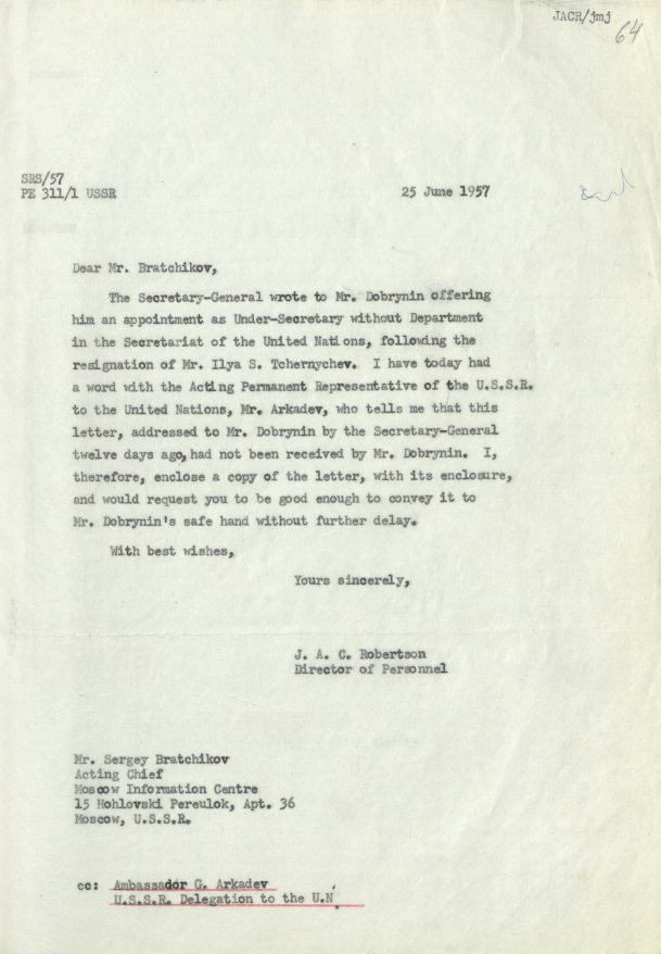 Письмо от 25 июня 1957 года Директора Бюро по персоналу ООН Дж. А. Робертсона в адрес главы Информационного центра ООН в Москве товарища Братчикова с просьбой передать А. Ф. Добрынину послание Дага Хаммаршёльда. Источник: АВП РФ. Ф. 434. Оп. 12а. П. 73. Д. 3. Л. 64
