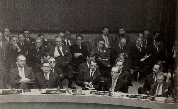 Заседание Совета Безопасности ООН, 1960 год. В первом ряду крайний слева — А. Ф. Добрынин. Источник: Дипломат Анатолий Добрынин. Сборник воспоминаний / [ред.-сост. В. В. Грачёв и В. Н. Казимиров]. М.: Международные отношения, 2014