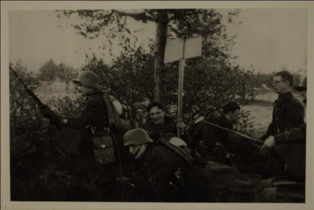 На манёврах Таллинского гарнизона. Прапорщики Эстонской Военно-технической школы организуют опорный пункт. Крайний справа — Пауль Вярк. Эстония, близ посёлка Кехтна, октябрь 1937 года. Источник: Eesti Rahvusarhiiv. ERA.4996.1.378.78