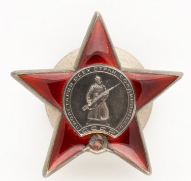 Орден Красной Звезды (№ 939381), принадлежавший Паулю Вярку. Источник: Eesti Sõjamuuseum — kindral Laidoneri muuseum. № KLM-ET-1800:31-NT