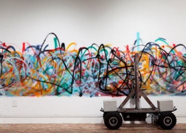 Описание: Senseless – робот, который рисует граффити. Источник фото: designboom.com