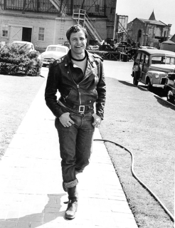 C:\Documents and Settings\Admin\Рабочий стол\Marlon Brando pendant le tournage de «The Wild One», 1953. Photo par Phil Stern..png