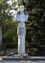 Описание: Памятник генералу Карбышеву в Волжском
