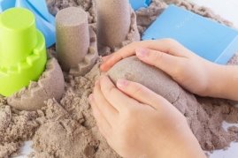 https://st2.depositphotos.com/2050411/10038/i/950/depositphotos_100387266-stock-photo-fun-kinetic-sand-child-building.jpg