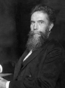 https://upload.wikimedia.org/wikipedia/commons/b/b0/Wilhelm_R%C3%B6ntgen_by_Nicola_Perscheid_1915b.jpg