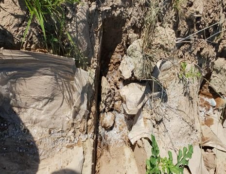 A close up of a rock

Description automatically generated
