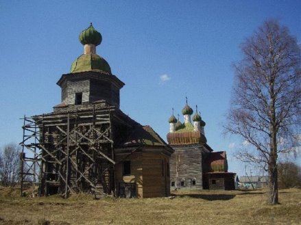 Две церкви из тройника около села Шелехово близ Каргополя, со следами незаконченной реставрации. В книге [5] обозначены как Михайловская и Сретенская церкви в селе Архангелы, 1715 и 1803 гг.