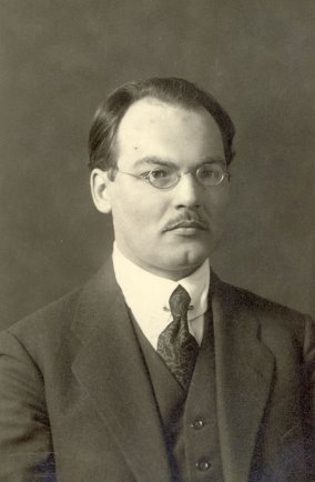 https://photos.geni.com/p13/8e/be/13/3c/53444846605036d2/hugo-reiman_original.jpg