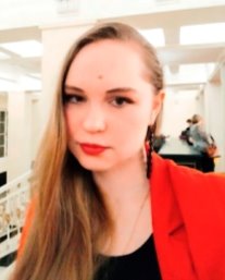 A person smiling for the camera

Description automatically generated