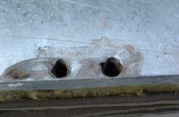 Податливость крепления шпильки с сэндвич панели