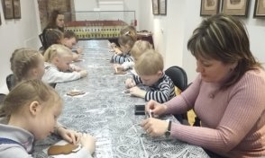 F:\фото\Огонёк - Якорёк\II выпуск Старшая группа 2019 - 2020 уч. год\14.12.19 г. (ст.гр.) - Только так, бывает в РОЖДЕСТВО (экскурсия)\yZz0zgBQCHM - копия.jpg