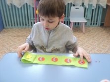 Дидактическая игра «Геометрический коврик»