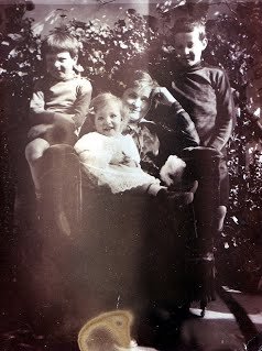 Ежи, Витольд и Хенрик со своей матерью Марией в 1916 году в Москве