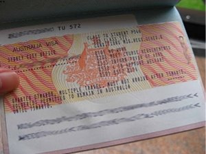 Виза Австралии, вклеенная в паспорт (визовый стикер)