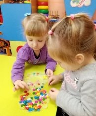 Дети склеивают на бумагу геометрические фигуры