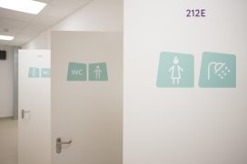 Крупный текст с пиктограммами: а. Here East, Лондон; б. МБОУ СОШ «Новая Эра», Тулун