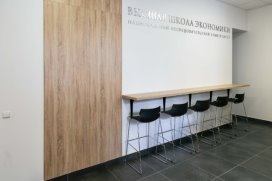 Применение матовых, долговечных материалов: а. Dock En Seine Offices, Франция; б. НИУ ВШЭ, Москва