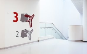 Трансформация зон: а. University of Arizona, США; б. НИУ ВШЭ, Москва. в. Поэтажная навигация в школе «Летово», Москва