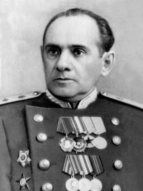 https://upload.wikimedia.org/wikipedia/ru/9/92/%D0%AD%D0%BD%D1%82%D0%B8%D0%BD%2C_%D0%94%D0%B0%D0%B2%D0%B8%D0%B4_%D0%90%D0%B1%D1%80%D0%B0%D0%BC%D0%BE%D0%B2%D0%B8%D1%87.jpg