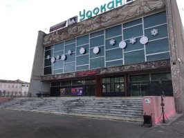 Здание в районе ул. Ленина, г. Чита без пандуса на центральном входе в здание, но с указанием альтернативного входа для маломобильных граждан
