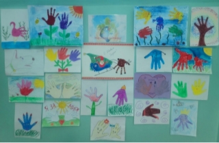 Выставка рисунков «Мир в моих ладошках»