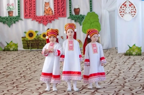 Дети в костюмах, стилизованных мод марийскую народную одежду
