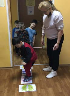 Дидактическая игра «Пропрыгай дорожку», «Повтори, не ошибись»