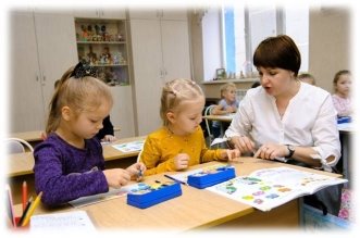 Работа обучающихся с логическими блоками Дьенеша (слева) и цветными палочками Кюизенера (справа)