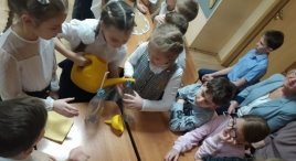 Изображение выглядит как человек, внутренний, группа

Автоматически созданное описание