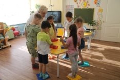 видео Сюрпризный момкнт на начало занятия в лого группе.png