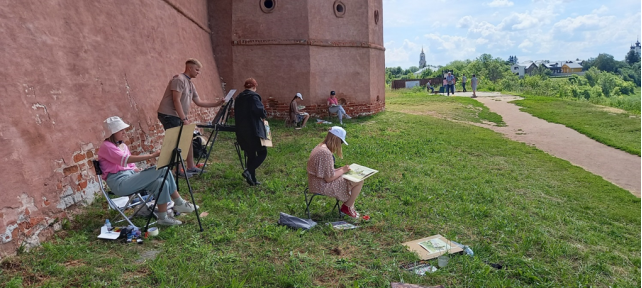 У стен Ефимьевского монастыря