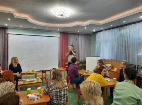 Изображение выглядит как одежда, в помещении, человек, мебель

Автоматически созданное описание