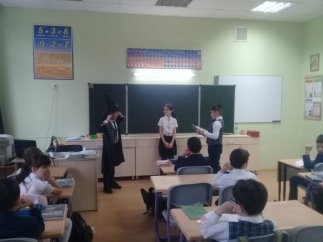 Герой Том видит себя маленьким с книгой в руках