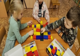 Ребята играют в парах в игру «Мост»