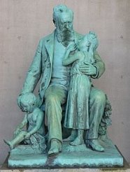 https://upload.wikimedia.org/wikipedia/commons/thumb/f/fa/Denkmal_des_Hofrats_Friedrich_von_Hessing.JPG/220px-Denkmal_des_Hofrats_Friedrich_von_Hessing.JPG