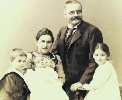 https://germanculture.com.ua/wp-content/uploads/2018/02/alois_alzheimer_mit_familie.jpg