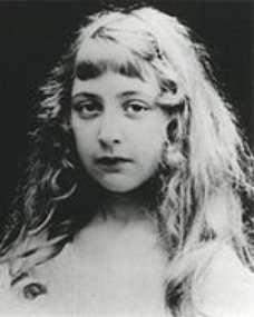 https://upload.wikimedia.org/wikipedia/commons/thumb/0/0e/Agatha_Christie_as_a_child_No_1.jpg/150px-Agatha_Christie_as_a_child_No_1.jpg