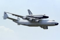 https://upload.wikimedia.org/wikipedia/commons/thumb/a/aa/Antonov_An-225_with_Buran_at_Le_Bourget_1989_Manteufel.jpg/800px-Antonov_An-225_with_Buran_at_Le_Bourget_1989_Manteufel.jpg