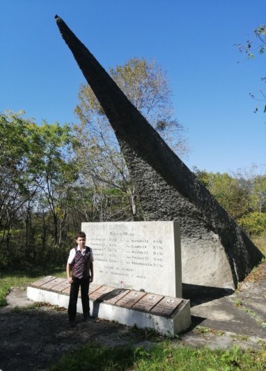Современное фото памятника. Спустя годы у мемориала исчез винт, а лица членов экипажа разбиты. Деревья надежно спрятали этот монумент в лесу. Администрация Надеждинского района приступила к оформлению монумента и его охранной зоны на свой баланс. Сейчас выясняют, кто является владельцем земли, для восстановления памяти [2]