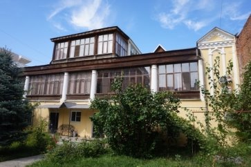 Дом прапорщицы Петровой (с 1902 г. купцов Беззубиковы). Южный фасад