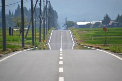 Светящаяся «лужа» на асфальте в жаркий летний день