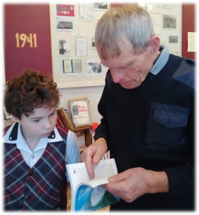 Встреча с Григорием Беланом, учеником Ивана Васильевича Лазарева и Дмитрия Онуфриевича Лещенко, Г. П. Павлова. Григорий Белан показал авторскую книгу «С любовью к жизни. Страницы воспоминаний»