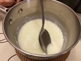 Добавление глицерина и уксуса в разогретое молоко. Молоко свернулось