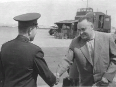 Приветственное рукопожатие Юрия Гагарина и Сергея Королёва на аэродроме пос. Ленинский, октябрь 1964 г. Архив: ЦЭНКИ / Роскосмос [12]