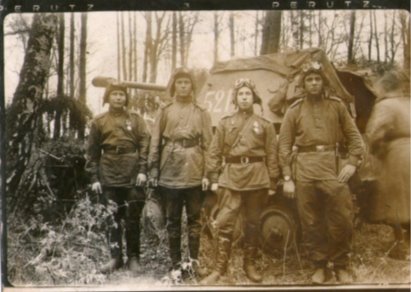 Фронтовая фотография. Петухов Николай Семёнович (на фото второй справа). Надпись на обороте фотографии «На память сестре Моте и племянницам от брата Коли. 1-й Белорусский фронт. 28.4.45 г.»