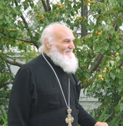Настоятель храма с. Константиново о. Александр Куропаткин около плодоносящего абрикоса